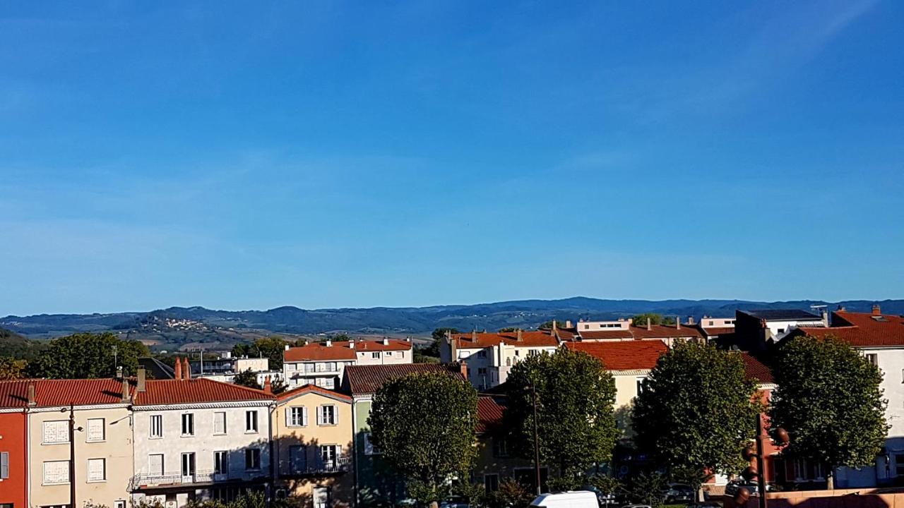Appartement F2 Centre-Ville Issoire Avec Jolie Vue Luaran gambar