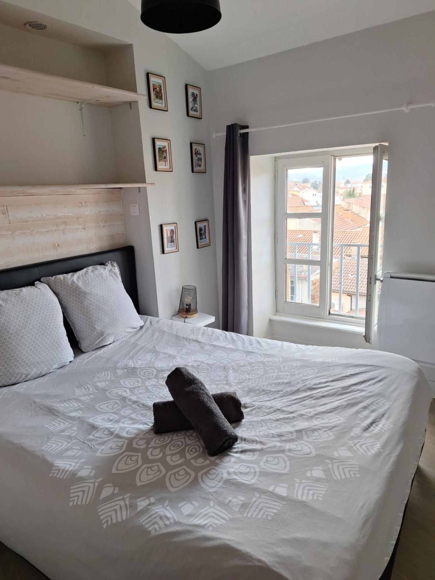 Appartement F2 Centre-Ville Issoire Avec Jolie Vue Luaran gambar