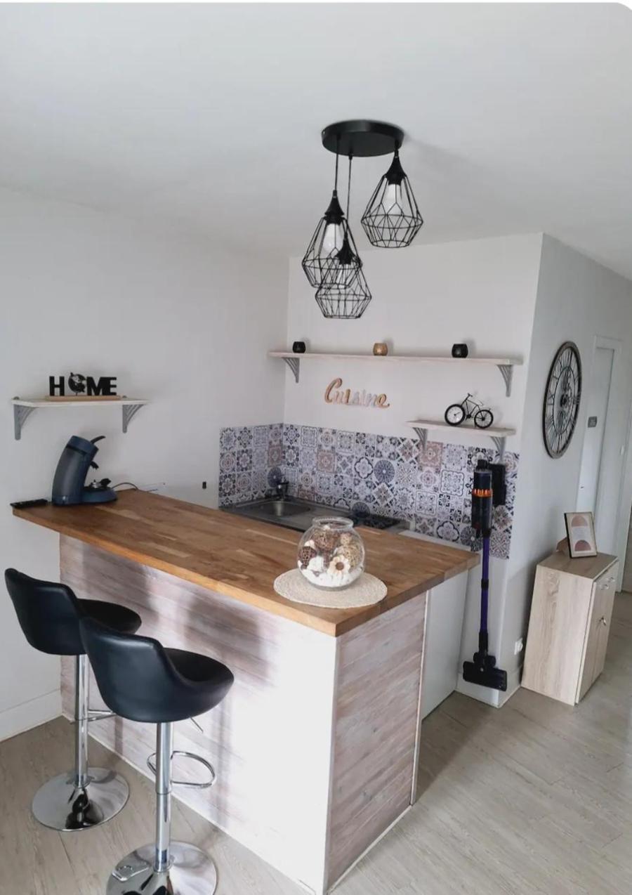 Appartement F2 Centre-Ville Issoire Avec Jolie Vue Luaran gambar